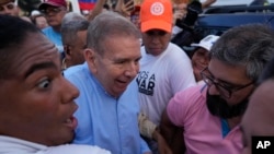 Edmundo González Urrutia, candidato presidencial opositor, saluda a simpatizantes durante un acto de campaña en Guatire, el 31 de amyo de 2024.