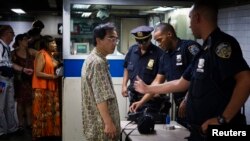 Kepolisian Kota New York (NYPD) memeriksa secara acak tas yang dibawa oleh para pejalan kaki di New York. (Foto: Dok) 