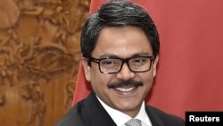 Md. Shahriar Alam, the Honorable State Minister for Ministry of Foreign Affairs of Bangladesh (L), shakes hands with Chinese Foreign Minister Wang Yi (R) during a meeting at the Ministry of Foreign Affairs in Beijing Apr 27, 2016. 