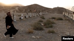 کابل کے نواح میں ہزارہ قبرستان کا ایک منظر ۔بیس اکتوبر دو ہزار اکیس ۔ فوٹو اے پی 