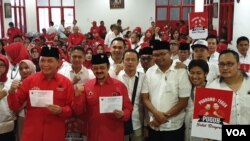 Pasangan Purnomo-Teguh usai melengkapi persyaratan pencalonan di Pilkada 2020 melalui jalur PDIP, Senin (23/9). (Foto: VOA/ Yudha Satriawan)