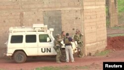 Des soldats français se trouvent près d'un véhicule de l'UE après l'attaque au Campement Kangaba a Dougourakoro, Mali, le 18 juin 2017.