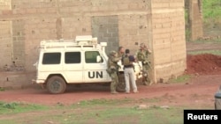 Des soldats français se trouvent près d'un véhicule de l'ONU après l'attaque au Campement Kangaba a Dougourakoro, Mali, le 18 juin 2017.