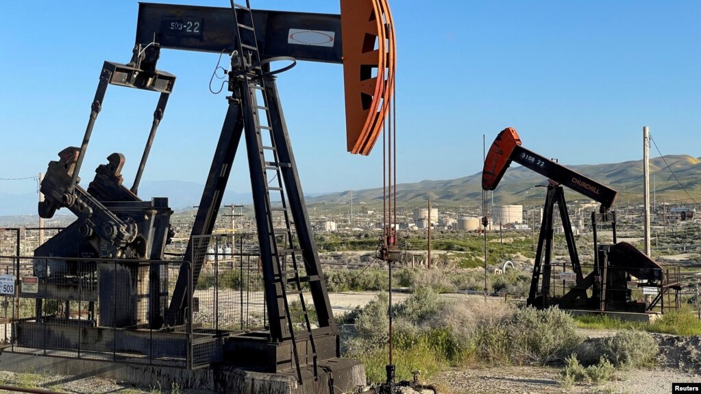 Các thiết bị hút dầu trên đất liên bang gần Fellows, bang California, Mỹ.
