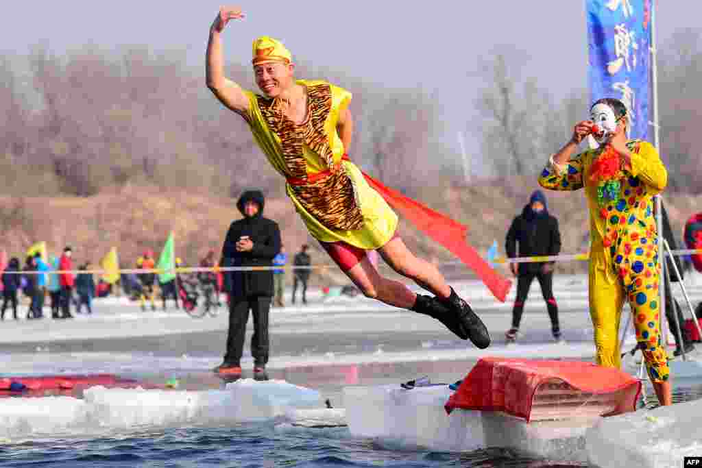 2019年1月1日，中国辽宁省沈阳的部分冰冻的湖上，有人打扮成孙悟空跳水，当时气温为零下21摄氏度（零下6华氏度）。