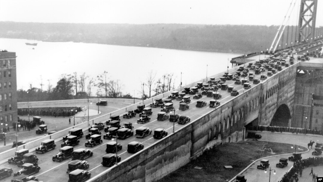 Esta foto del 25 de octubre de 1931 muestra el tráfico en el puente George Washington, un día después de su inauguración, en la entrada a la ciudad de Nueva York. El puente conecta los estados de Nueva York y Nueva Jersey.