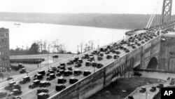 Esta foto del 25 de octubre de 1931 muestra el tráfico en el puente George Washington, un día después de su inauguración, en la entrada a la ciudad de Nueva York. El puente conecta los estados de Nueva York y Nueva Jersey.