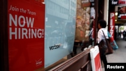 美國電信運營商Verizon5月10日在紐約市曼哈頓打招聘廣告。