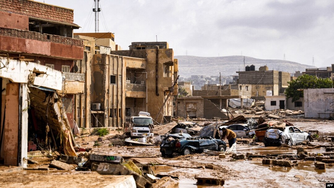 Uništena vozila i zgrade u istočnom libijskom gradu Derna posle poplava (Foto:The Press Office of Libyan Prime Minister / AFP)