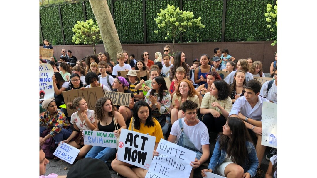 Youths gather Aug. 30, 3019, outside the United Nations in New York to demand action on global warming. (M. Besheer/VOA)