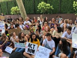 Youths gather Aug. 30, 3019, outside the United Nations in New York to demand action on global warming. (M. Besheer/VOA)