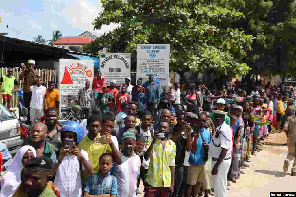 Wakazi wa Unguja wasubri barabarani li kuuwaga mwili wa Magufuli