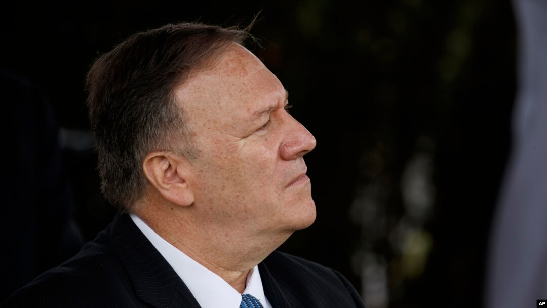 Menteri Luar Negeri Mike Pompeo mendengarkan Presiden Donald Trump yang sedang berpidato dalam upacara pelantikan Ketua Kepala Staf Gabungan Jenderal Mark Milley di Pangkalan Bersama Myer-Henderson Hall, Virginia, 30 September 2019.