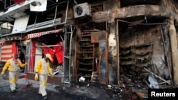 Міські працівники на місці вибуху в Багдаді