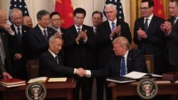 美中达成第一阶段贸易协定后中国副总理刘鹤与时任美国总统特朗普握手（法新社2020年1月15日）