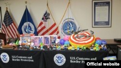 Kantor Bea Cukai dan Perlindungan Perbatasan memperlihatkan mainan-mainan palsu.