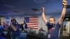 Miembros del equipo del rover Perseverance de la NASA reaccionan en el salón de control de la misión después de recibir la confirmación de que la nave espacial aterrizó con éxito en Marte el 19 de febrero de 2021.