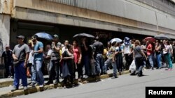La gente en Venezuela hace largas colas por horas para comprar alimentos básicos que difícilmente pueden encontrarse.