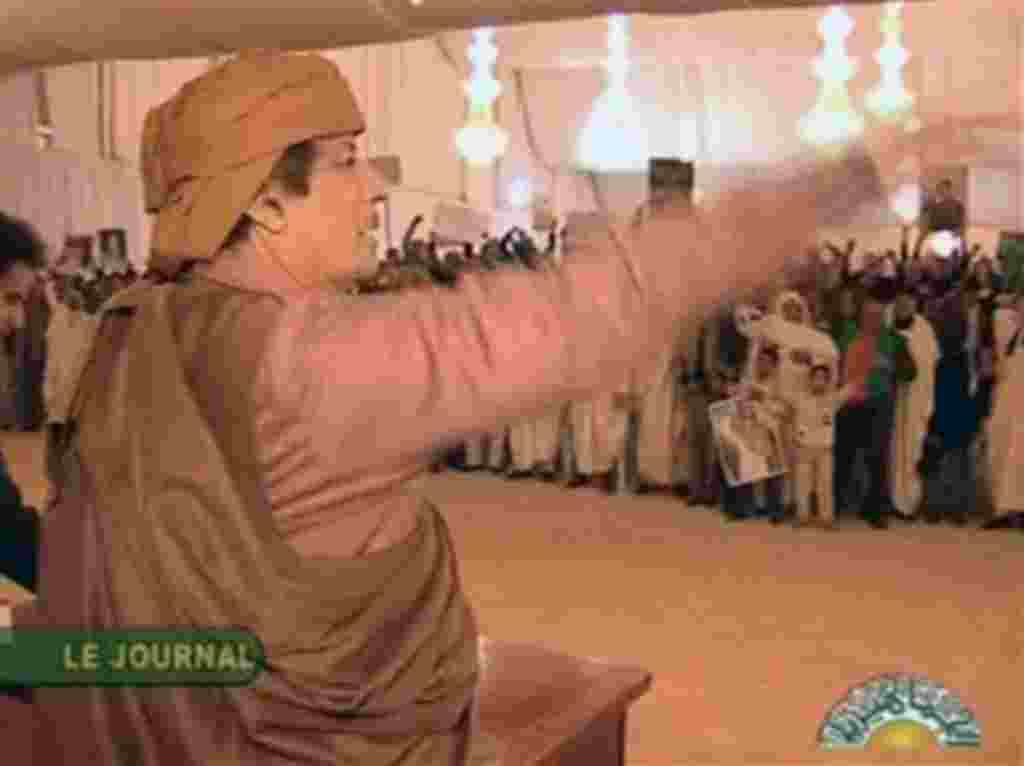 Esta imagen está sacada de un video de la televisión pública de Libia en el que aparece el líder libio Gadafi.