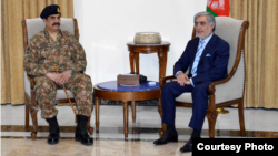 Pokiston armiyasi generali Rahil Sharif (chapda) Afg'oniston Bosh vaziri Abdulla Abdulla bilan, Kobul,17-fevral, 2015-yil.