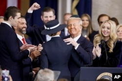 Presiden Donald Trump bersama Ibu Negara Melanie Trump, serta putra-putranya Barron Trump, Donald Trump, Jr., Eric Trump, dan putrinya Tiffany Trump, seusai pengambilan sumpah jabatan Presiden di Rotunda Gedung Capitol AS di Washington, 20 Januari 2025.(Shawn Thew/Pool via AP)