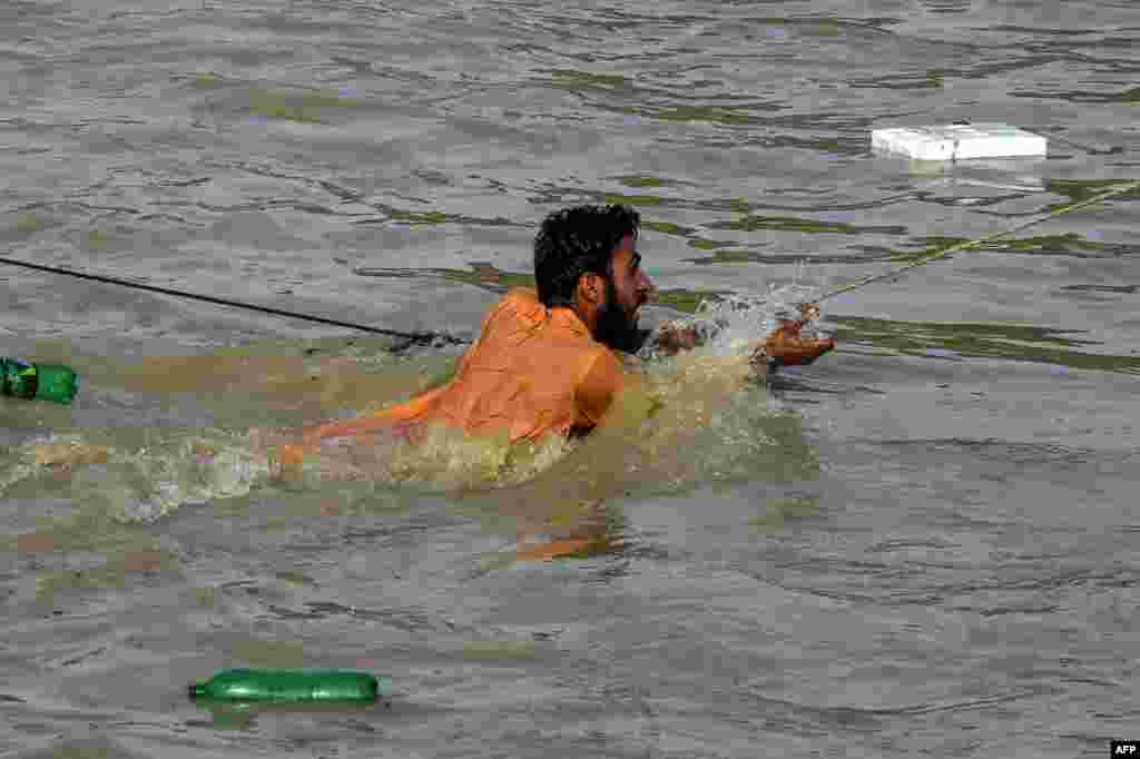 بعض علاقوں میں برساتی پانی کا بہاؤ اس قدر تیز ہے کہ لوگ کو گھروں سے باہر نکلنے کے لیے رسیوں کی مدد لینی پڑی۔