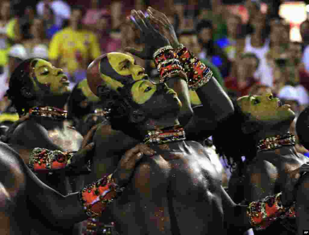 Desfile da Escola de Samba Vila Isabel no Carnaval do Rio, domingo à noite. O enredo prestou homenagem à cultura, história, fauna e flora de Angola.