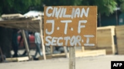 Un panneau près d'un poste de contrôle d'un groupe d'autodéfense indique Civilian J.T.F ou Civilian Joint Task Force à Maiduguri, près de la frontière tchadienne, le 19 juillet 2013.