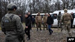 아르메니아-아제르바이잔 국경에서 지난해 12월 포로 교환 중 아르메니아군 포로들이 이동하고 있다. (자료사진)