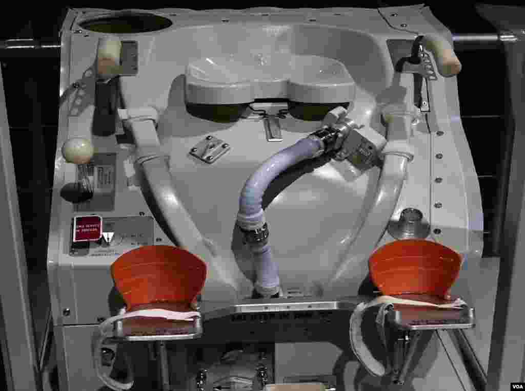 奋进号洗手间解密(美国之音国符拍摄)