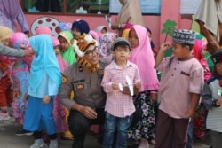 Ipda Made Ambo dari Polda Papua memimpin Satgas trauma healing Ops Kasih Matoa 2019 pasca kerusuhan, di TK Mutiara Hati, Wamena, Selasa (26/11). (Foto: Humas Polda Papua)