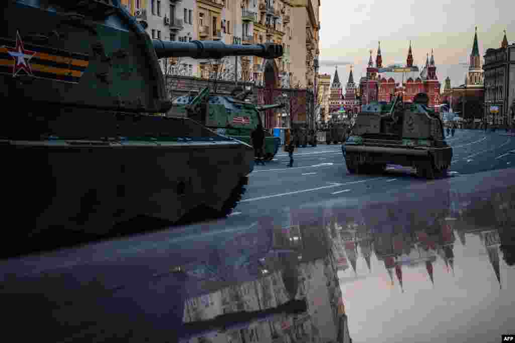 러시아 군용차량이 76주년 &#39;승리의 날&#39; 열병식을 위해 연습하고 있다. &#39;승리의 날&#39;은 나치 독일이 옛소련에게 항복한 날이다.