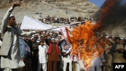 Афганцы сжигают американский флаг