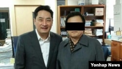 북한 김정은 제1위원장의 이모 고영숙 씨 남편인 리강(오른쪽)씨가 한국 내 탈북자들을 상대로 소송을 제기하기 위해 지난달 30일 강용석 변호사를 찾아왔다고 강용석 변호사 측이 밝혔다. 사진 제공=강용석 변호사.