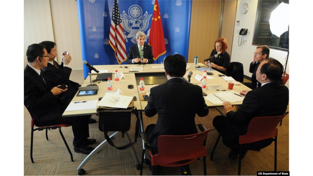克里国务卿2014年2月15日在中国会见中国记者和博客作家(美国国务院网站照片)