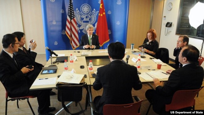 美国前国务卿克里在中国会见包括张贾龙在内的中国网络作家(美国国务院网站照片)