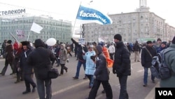 2012年2月莫斯科大规模反普京示威中，示威者手举脸书旗帜。