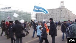 2012年2月莫斯科大规模反普京示威中，示威者手举脸书旗帜。