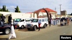 Ambulances and security officers arrive at the Murtala Muhammad hospital after a suicide bomb attack in Kano, northern Nigeria, July 30, 2014. 