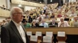 Британський фізик Пітер<span class="l"> Гіґґс</span>, який теоретично обгрунтував існування бозона 40 років тому, відвідує науковий семінар поблизу Женеви після відкриття цієї субатомарної частинки 4-го липня 2012-го року.