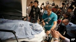 홍콩 유력지 명보의 케빈 라우 춘-토 전 편집장이 26일 괴한의 공격을 받은 직후 병원으로 옮겨졌다.