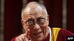 Đức Đạt Lai Lạt Ma nói rằng ngài sẽ vẫn phục vụ trong tư cách nhà lãnh đạo tinh thần của Tây Tạng.
