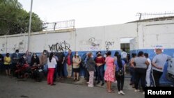Varias personas hacen cola afuera de una escuela utilizada como mesa de votación para emitir su voto durante las elecciones presidenciales del país en Managua, Nicaragua, el 7 de noviembre de 2021. REUTERS 