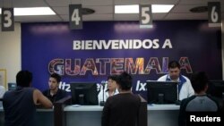 Los detenidos trataron de evadir el sistema tecnológico instalado en el aeropuerto internacional de La Aurora, por lo que fueron trasladados a una área especial para indagarlos sobre su procedencia y su destino.