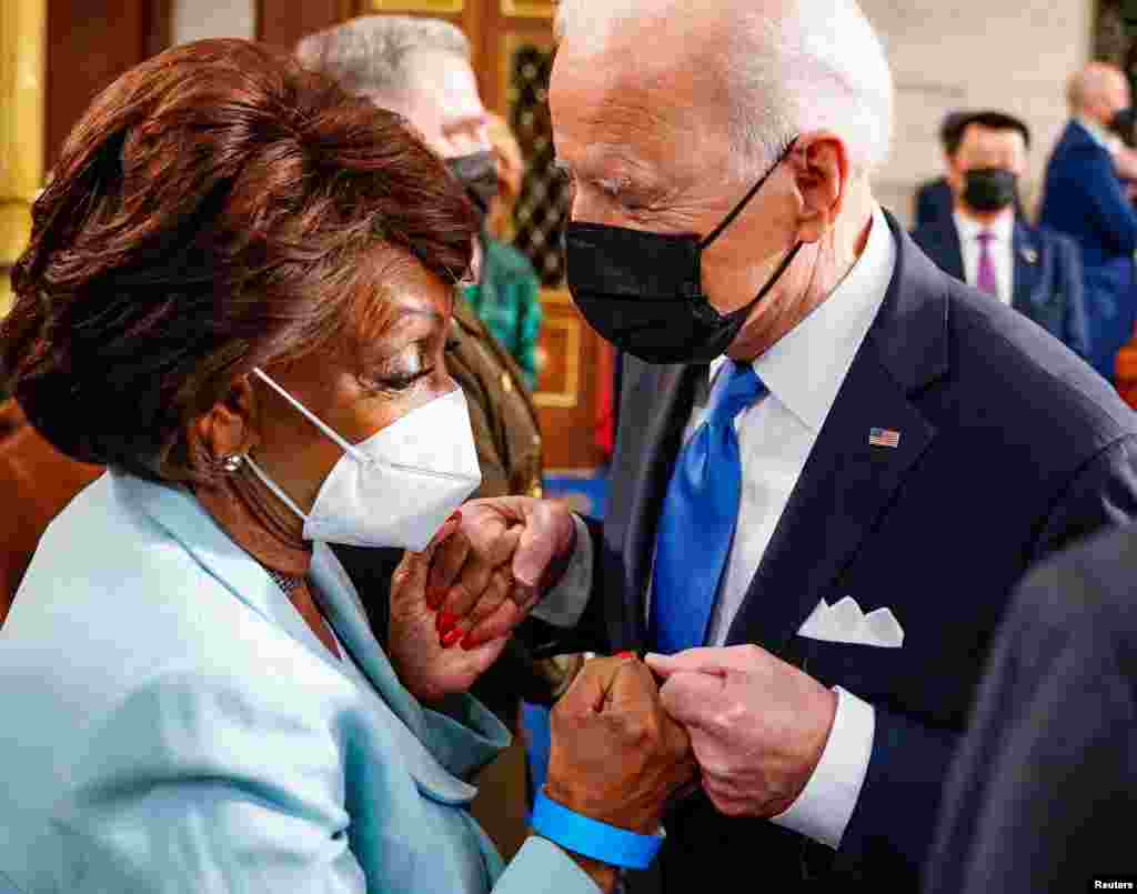 Rais Joe Biden akisalimiana na Mwakilishi Maxine Waters, Mdemokrat.(D-CA)