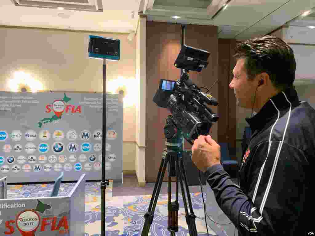 علی عمادی خبرنگار ورزشی صدای آمریکا که برای پوشش خبری مسابقات تکواندو کسب سهمیه المپیک ۲۰۲۰ توکیو به صوفیه بلغارستان رفته است.