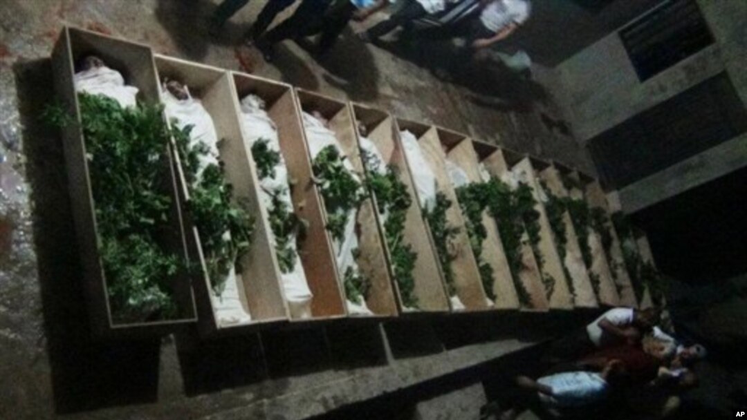 Beberapa jenazah yang ditemukan di kota Daraya, di luar ibukota Damaskus, Suriah (25/8). Hampir 200 mayat ditemukan di kota Daraya.