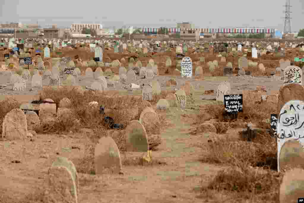 مقامات سودان از کشف یک گور دسته جمعی در شرق خارطوم پایتخت این کشور خبر داد که گفته می شود مربوط به اجساد دانشجویانی است که در سال ۱۹۹۸ قصد فرار از یک اردوگاه آموزشی سربازی را داشتند.