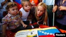 Lilian Tintori, celebra el cumpleaños de su esposo en las calles de Venezuela, en medio de cientos de protestantes por la libertad de Leopoldo López.