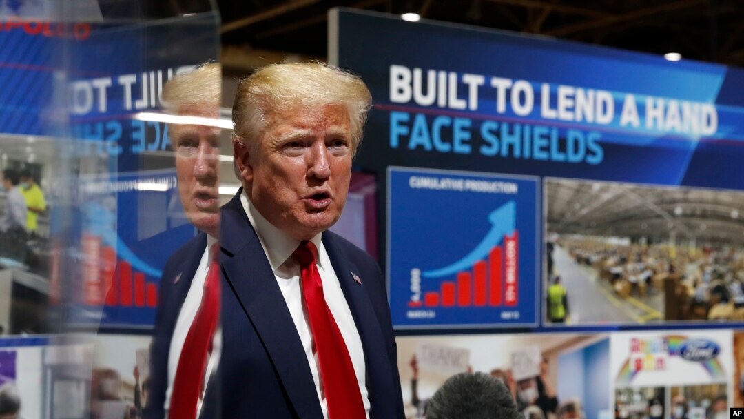 Presiden Donald Trump saat mengunjungi pabrik komponen milik Ford yang diubah menjadi pabrik pembuatan ventilator, di Ypsilanti, 21 Mei 2020. (Foto: AP)